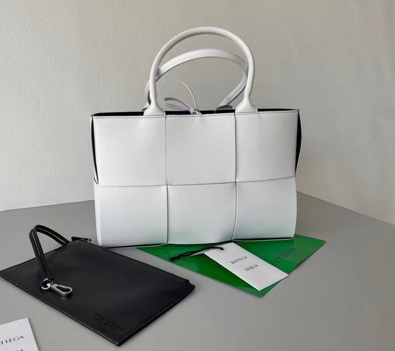 bo*te*ga Ve*ne*ta arco medium tote in white intrecciato lambskin