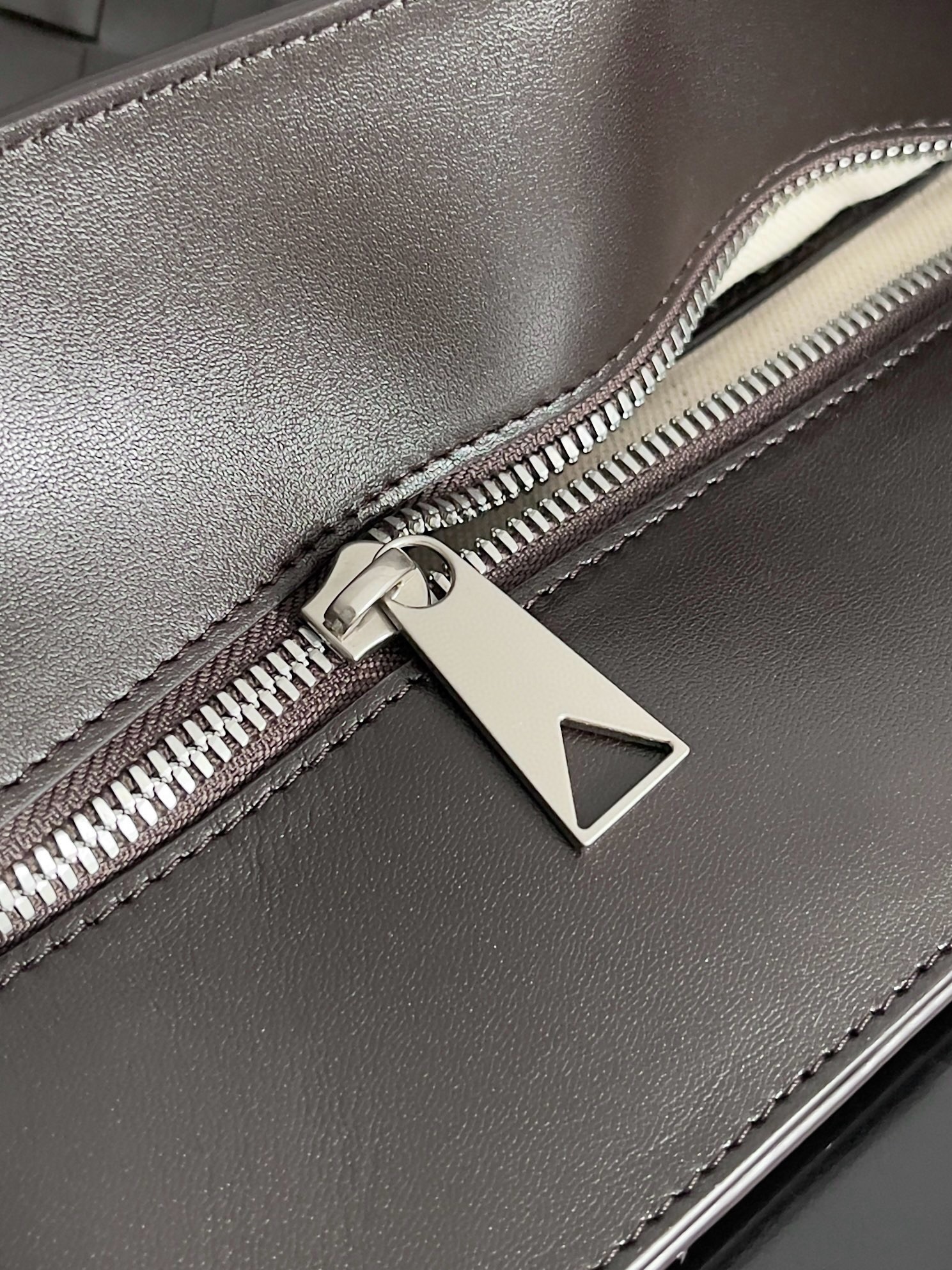 bo*te*ga Ve*ne*ta large zipped tote in fondant intrecciato calfskin