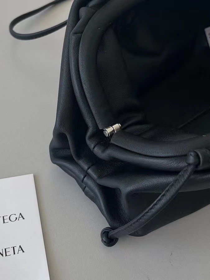 bo*te*ga Ve*ne*ta mini pouch in black calfskin