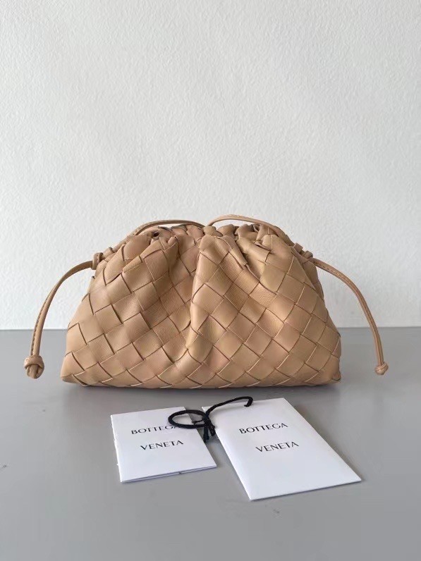 bo*te*ga Ve*ne*ta mini pouch in beige intrecciato lambskin