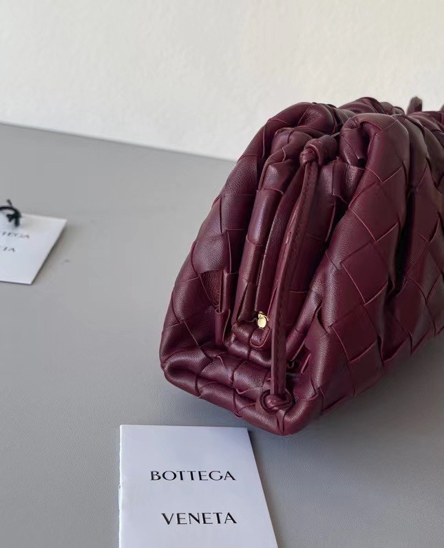 bo*te*ga Ve*ne*ta mini pouch in grape intrecciato lambskin