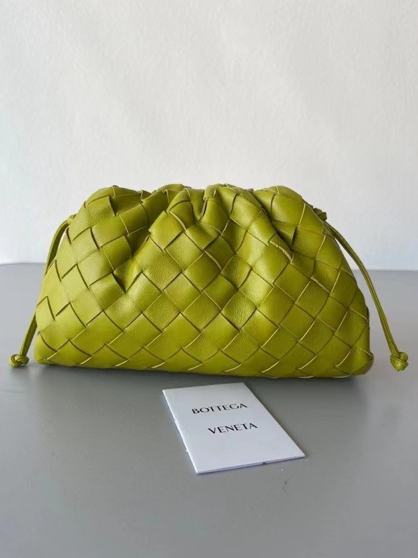 bo*te*ga Ve*ne*ta mini pouch in kiwi intrecciato lambskin