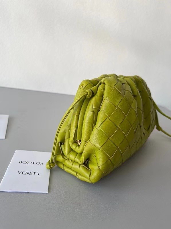 bo*te*ga Ve*ne*ta mini pouch in kiwi intrecciato lambskin