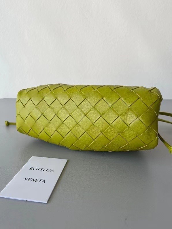 bo*te*ga Ve*ne*ta mini pouch in kiwi intrecciato lambskin