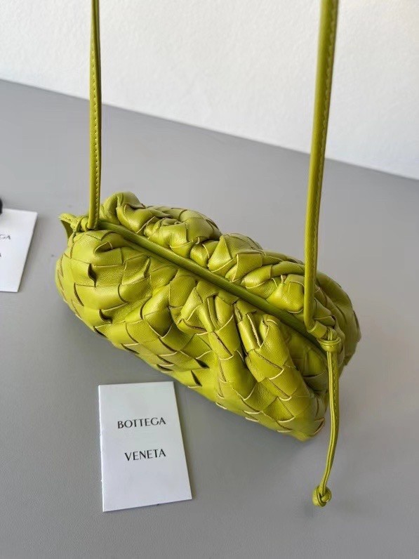 bo*te*ga Ve*ne*ta mini pouch in kiwi intrecciato lambskin