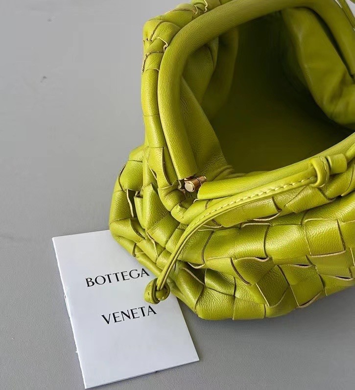 bo*te*ga Ve*ne*ta mini pouch in kiwi intrecciato lambskin