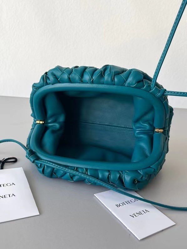 bo*te*ga Ve*ne*ta mini pouch in mallard intrecciato lambskin