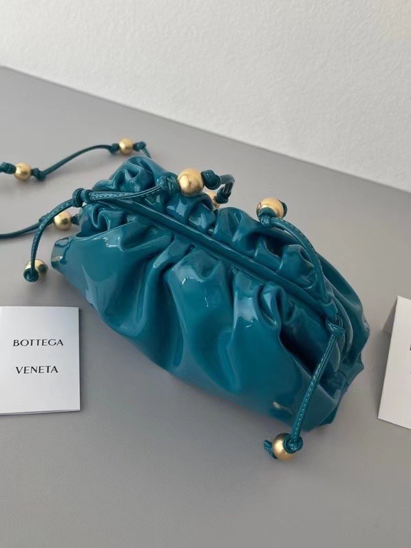 bo*te*ga Ve*ne*ta mini pouch in blaster patent leather