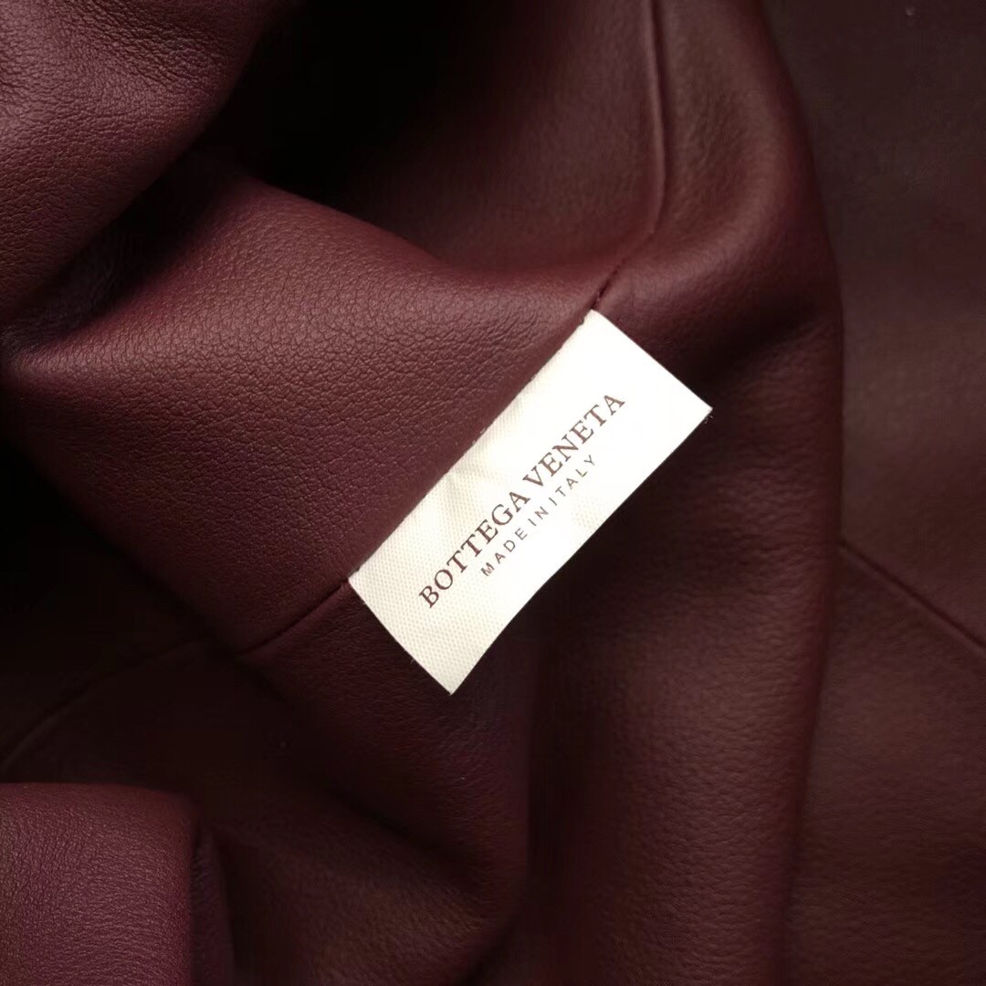 bo*te*ga Ve*ne*ta the pouch clutch in bordeaux calfskin
