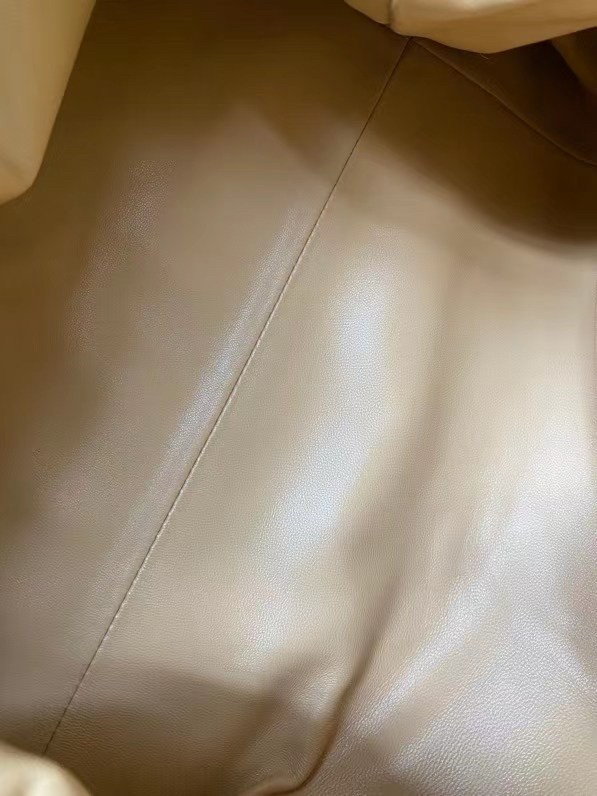 bo*te*ga Ve*ne*ta large pouch clutch in beige intrecciato lambskin