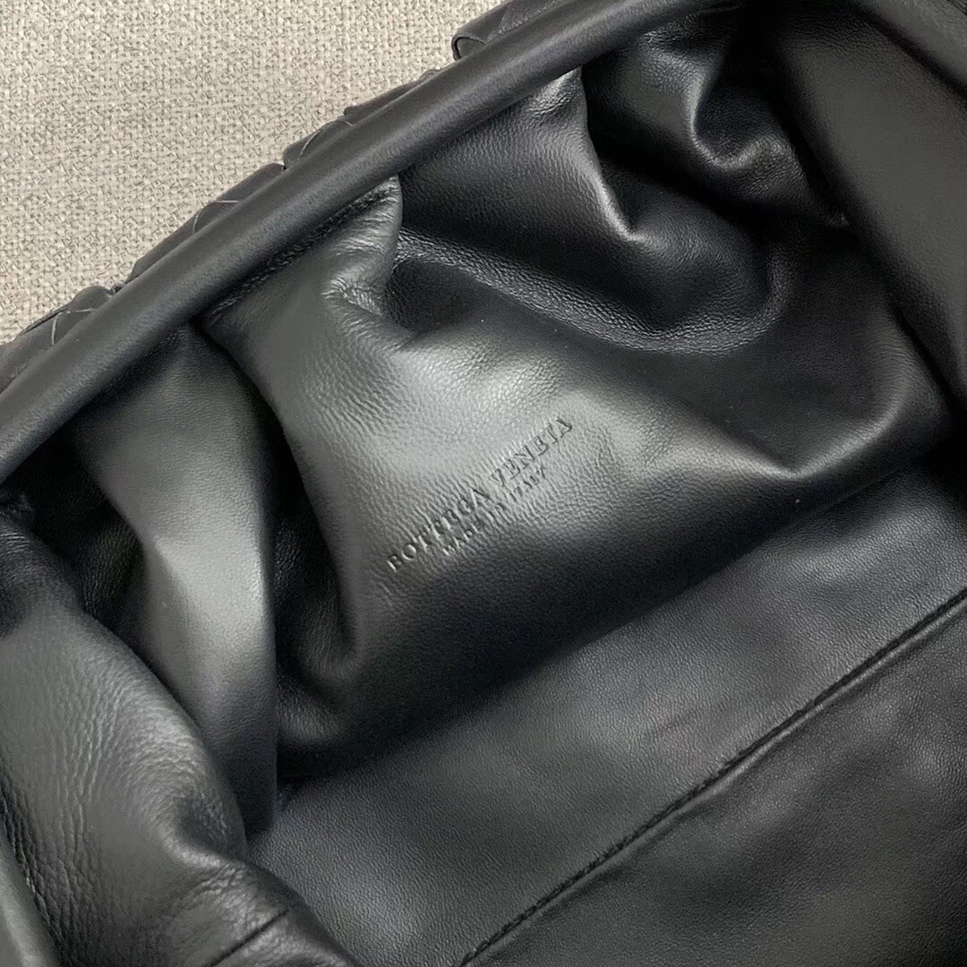 bo*te*ga Ve*ne*ta the pouch clutch in black intrecciato leather