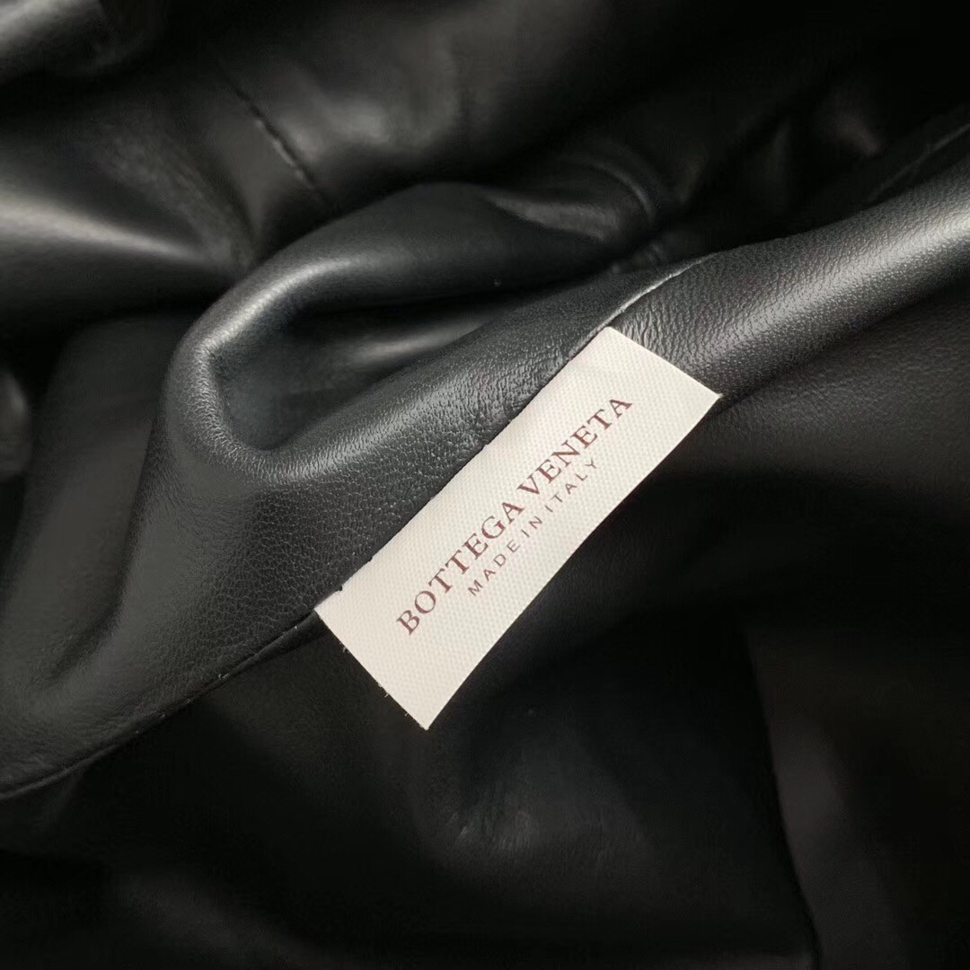 bo*te*ga Ve*ne*ta the pouch clutch in black intrecciato leather