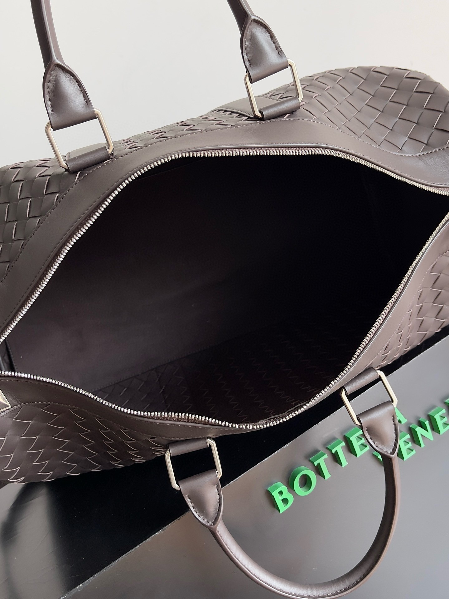 bo*te*ga Ve*ne*ta medium duffle bag in fondant intrecciato calfskin
