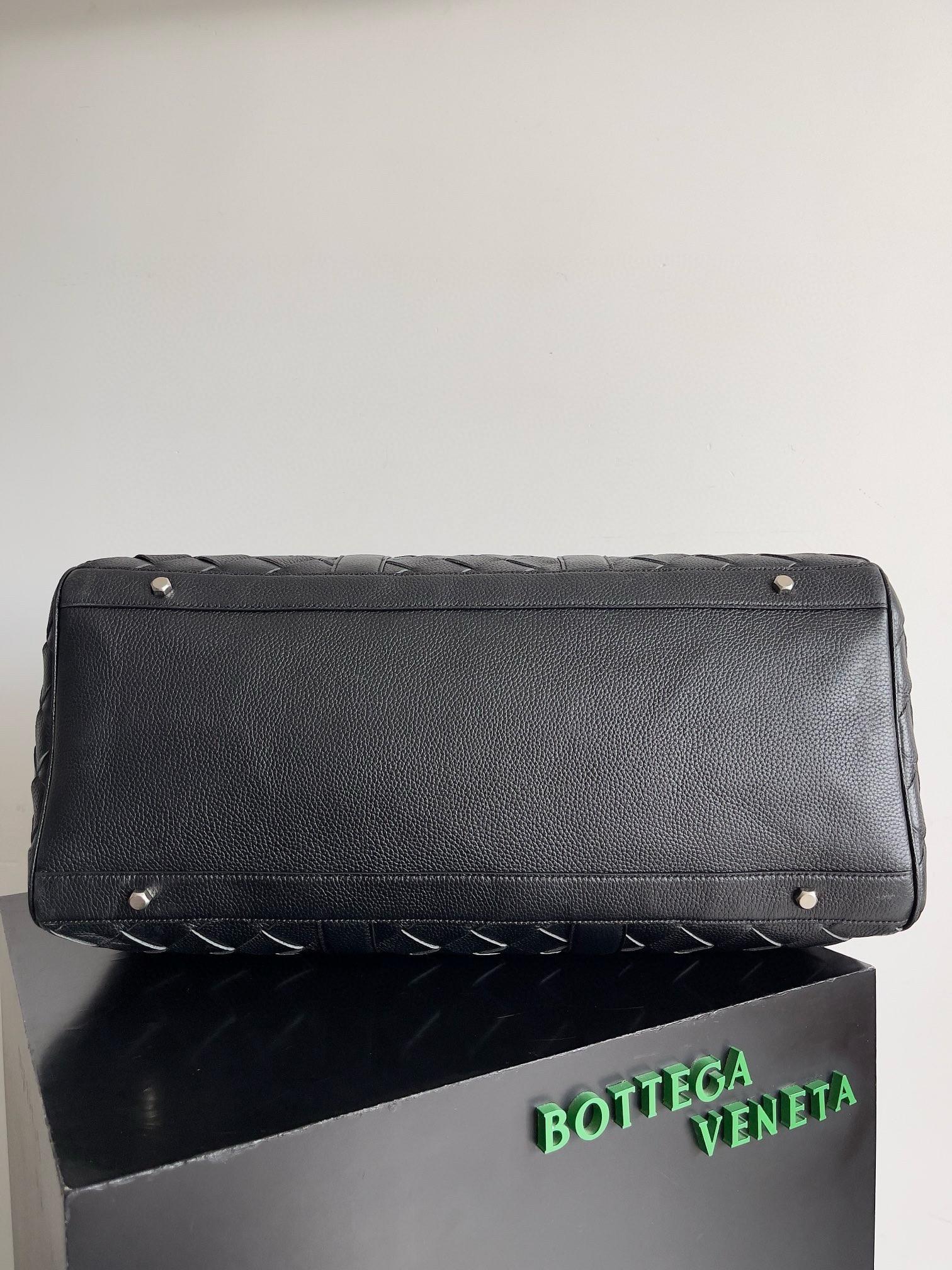 bo*te*ga Ve*ne*ta medium duffle bag in black intrecciato grained calfskin