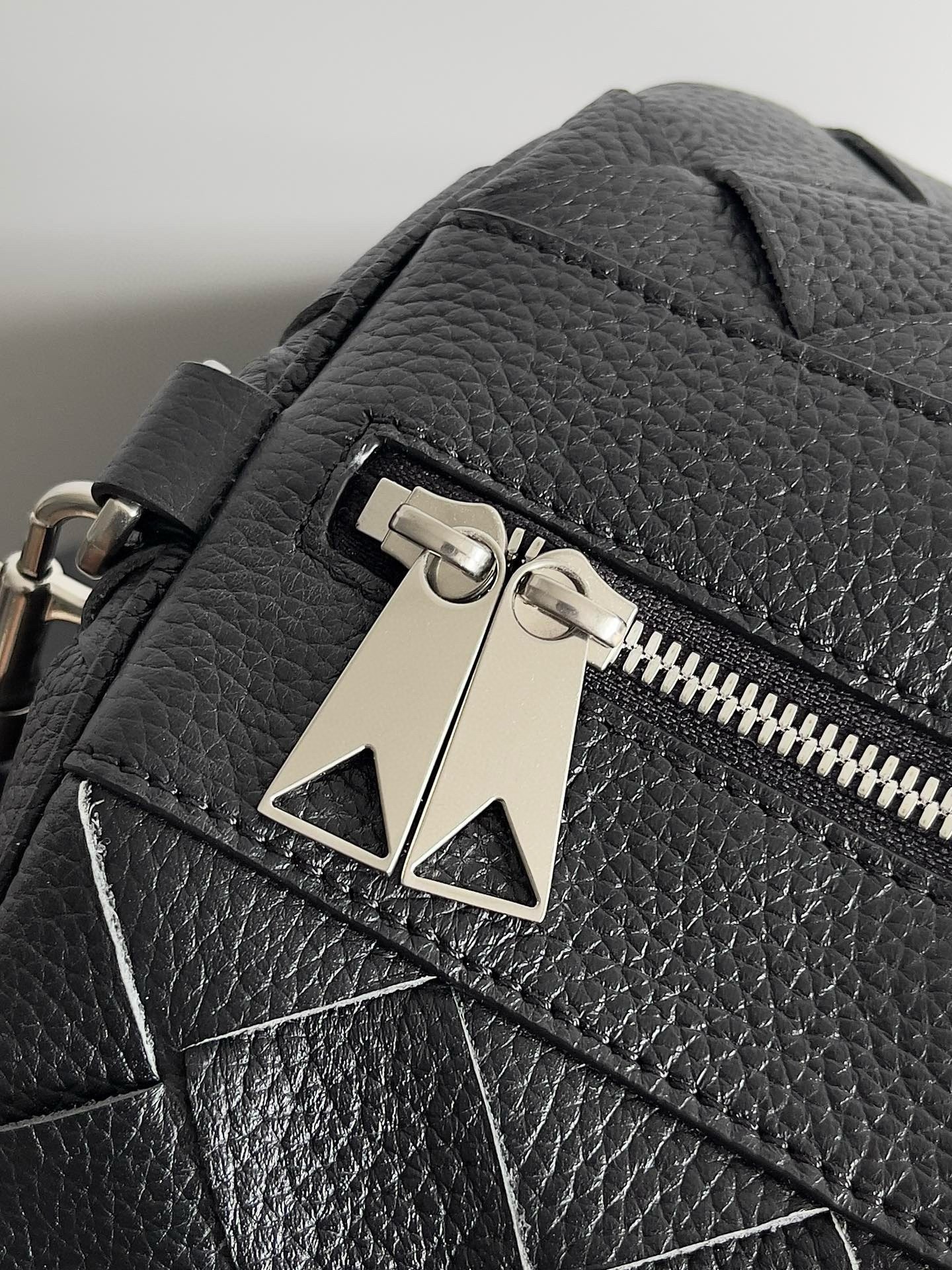bo*te*ga Ve*ne*ta medium duffle bag in black intrecciato grained calfskin