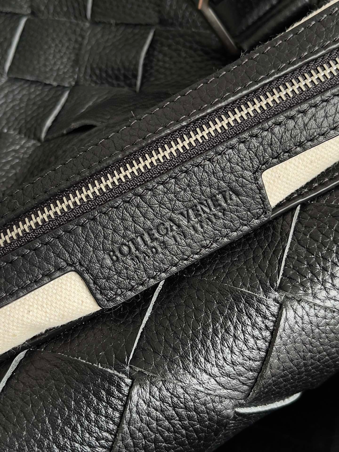 bo*te*ga Ve*ne*ta medium duffle bag in black intrecciato grained calfskin