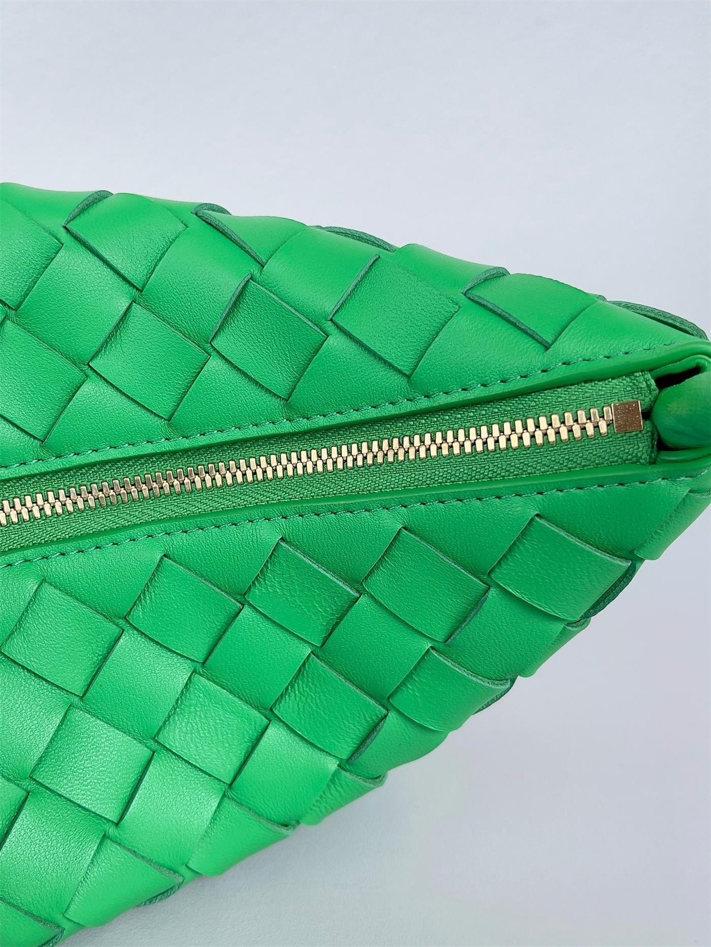bo*te*ga Ve*ne*ta turn bag in green intrecciato lambskin
