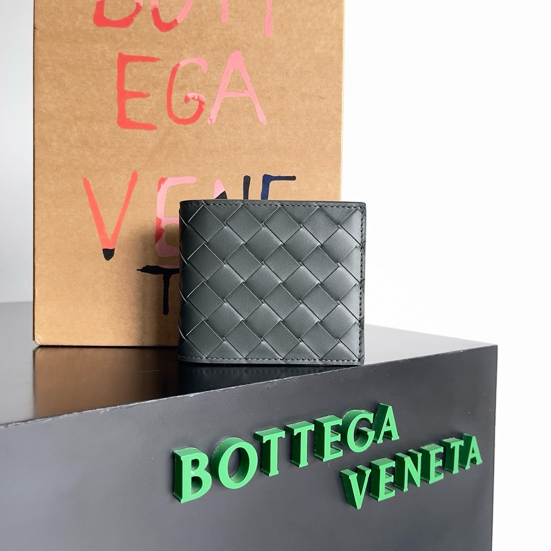 bo*te*ga Ve*ne*ta bi-fold wallet in dark green intrecciato calfskin