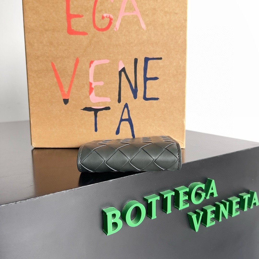 bo*te*ga Ve*ne*ta bi-fold wallet in dark green intrecciato calfskin