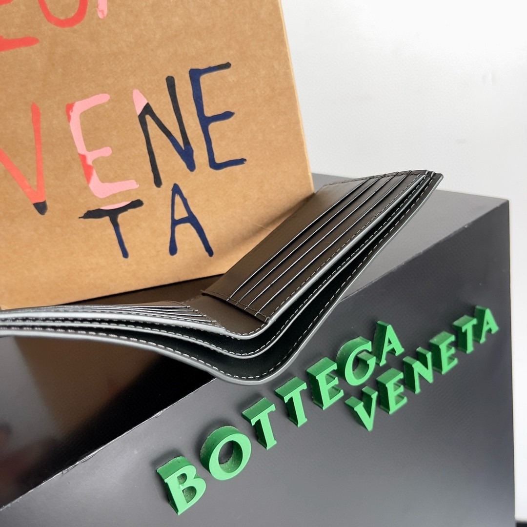 bo*te*ga Ve*ne*ta bi-fold wallet in dark green intrecciato calfskin