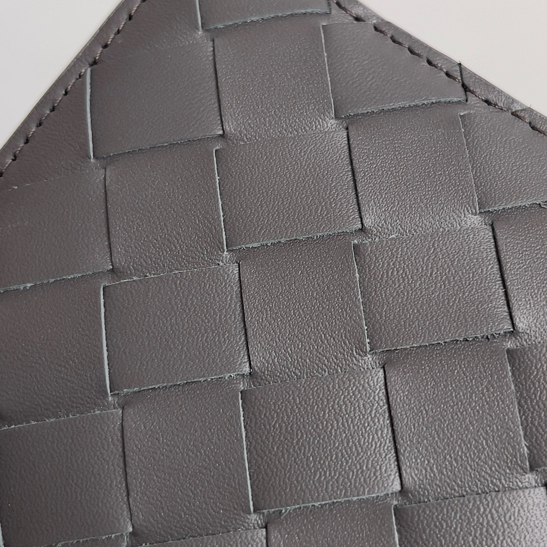 bo*te*ga Ve*ne*ta bi-fold wallet in fondant intrecciato calfskin
