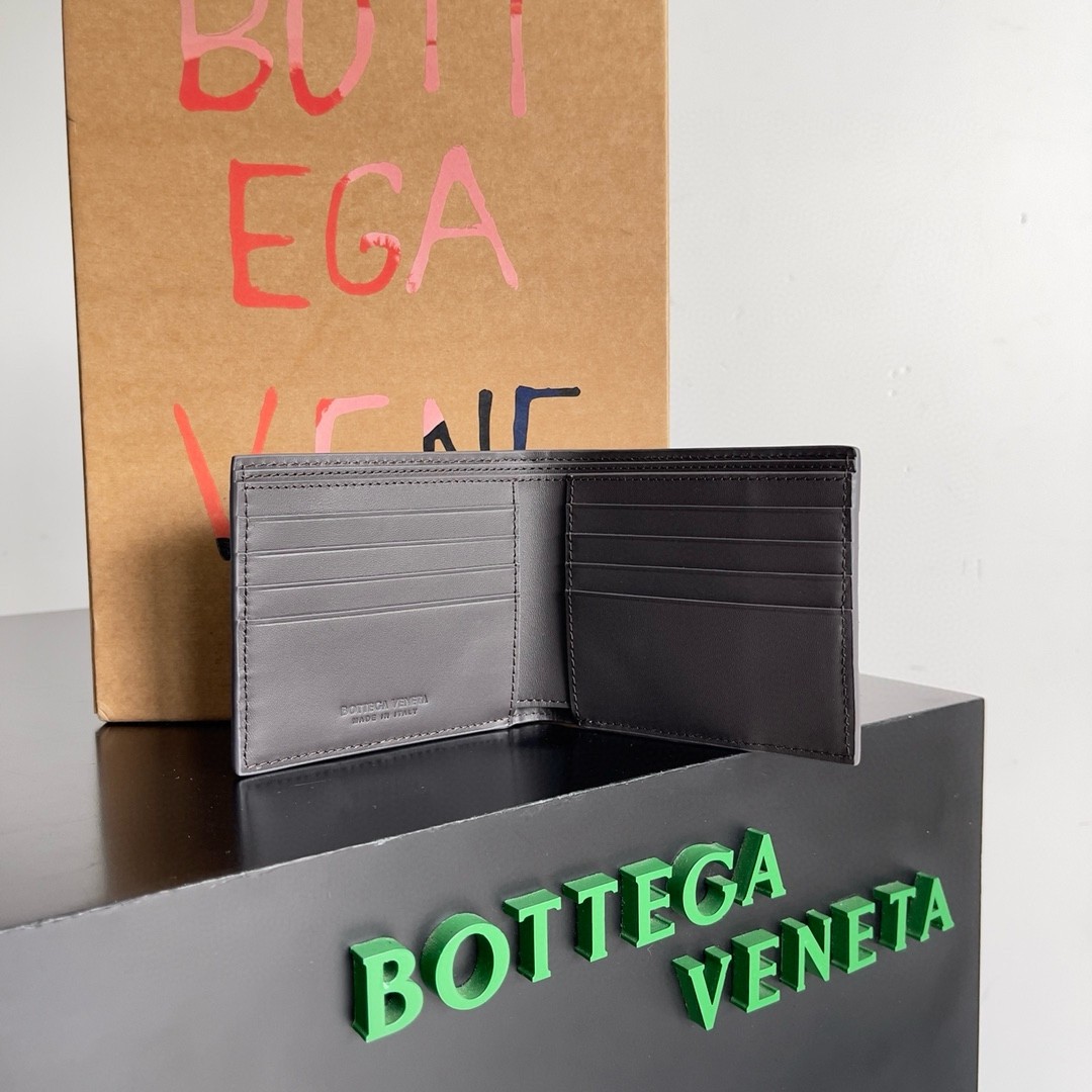 bo*te*ga Ve*ne*ta bi-fold wallet in fondant intrecciato calfskin