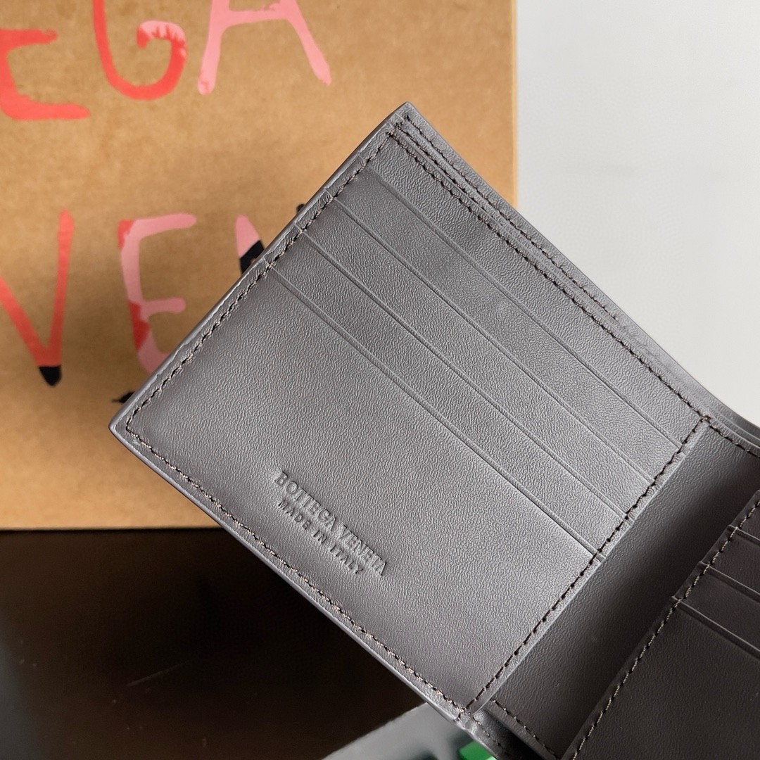 bo*te*ga Ve*ne*ta bi-fold wallet in fondant intrecciato calfskin