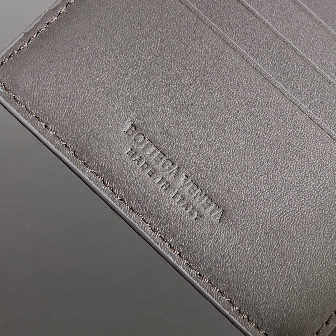 bo*te*ga Ve*ne*ta bi-fold wallet in fondant intrecciato calfskin