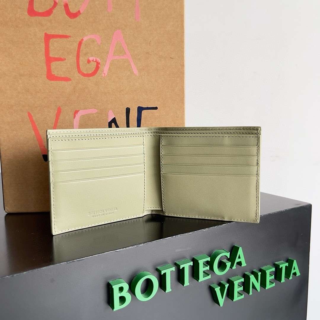 bo*te*ga Ve*ne*ta bi-fold wallet in travertine intrecciato calfskin