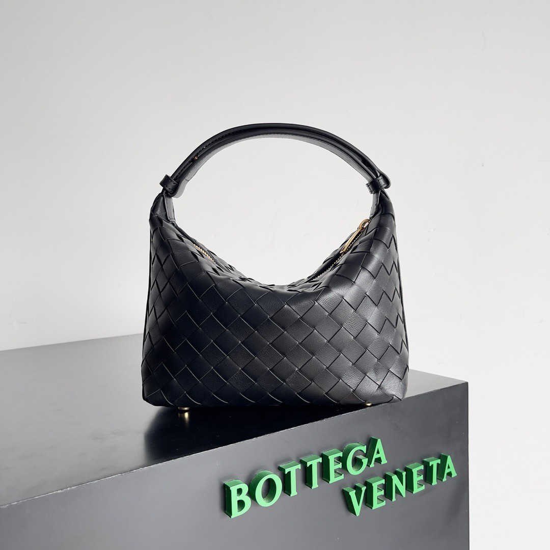 bo*te*ga Ve*ne*ta mini wallace bag in black intrecciato calfskin