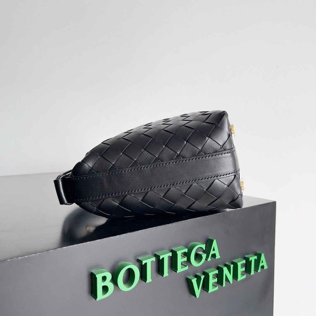 bo*te*ga Ve*ne*ta mini wallace bag in black intrecciato calfskin