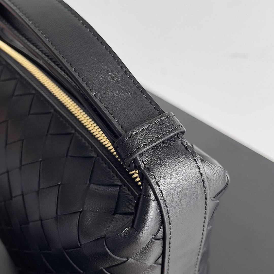 bo*te*ga Ve*ne*ta mini wallace bag in black intrecciato calfskin