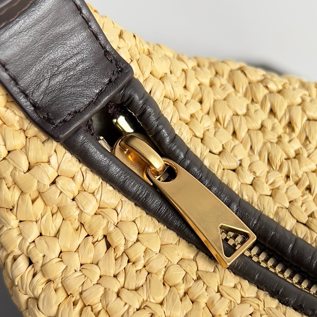bo*te*ga Ve*ne*ta mini wallace bag in natural raffia