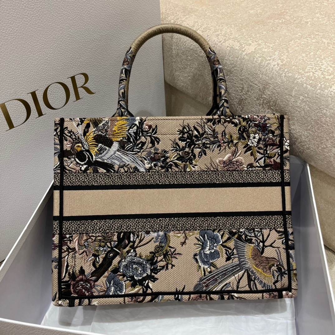 D*or medium book tote bag in beige jardin d