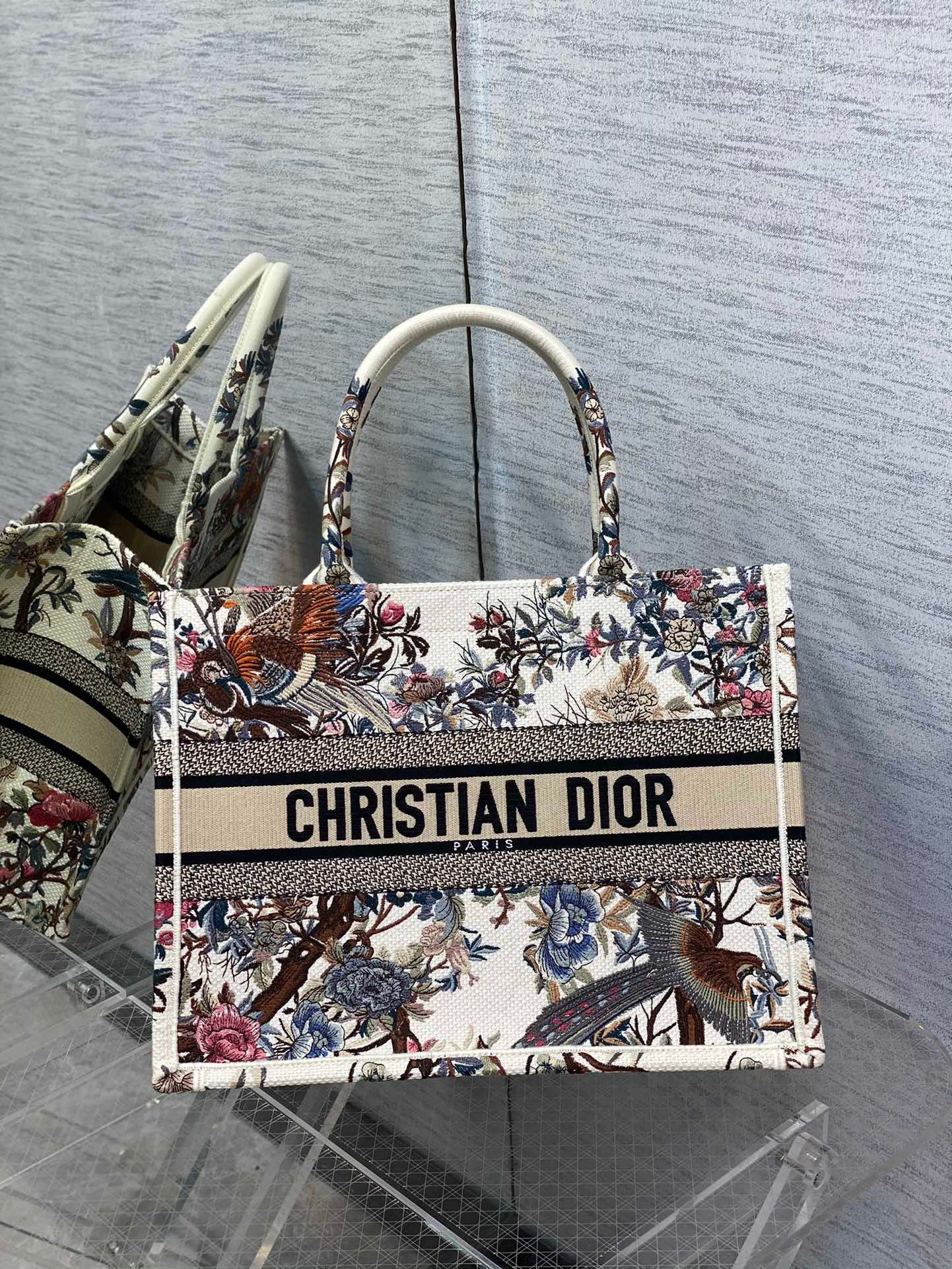 D*or medium book tote bag in white jardin d