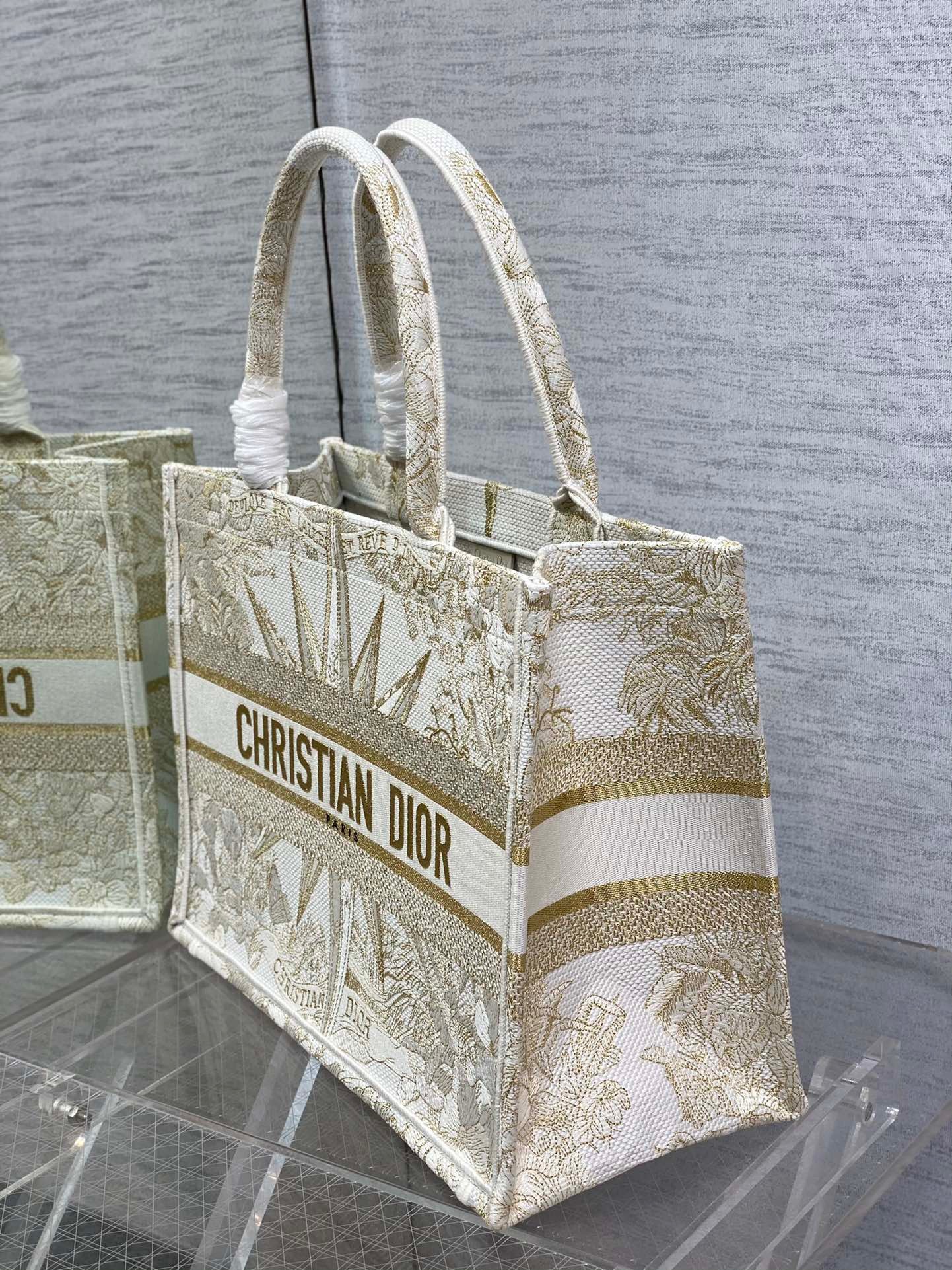 D*or medium book tote bag in gold rêve d