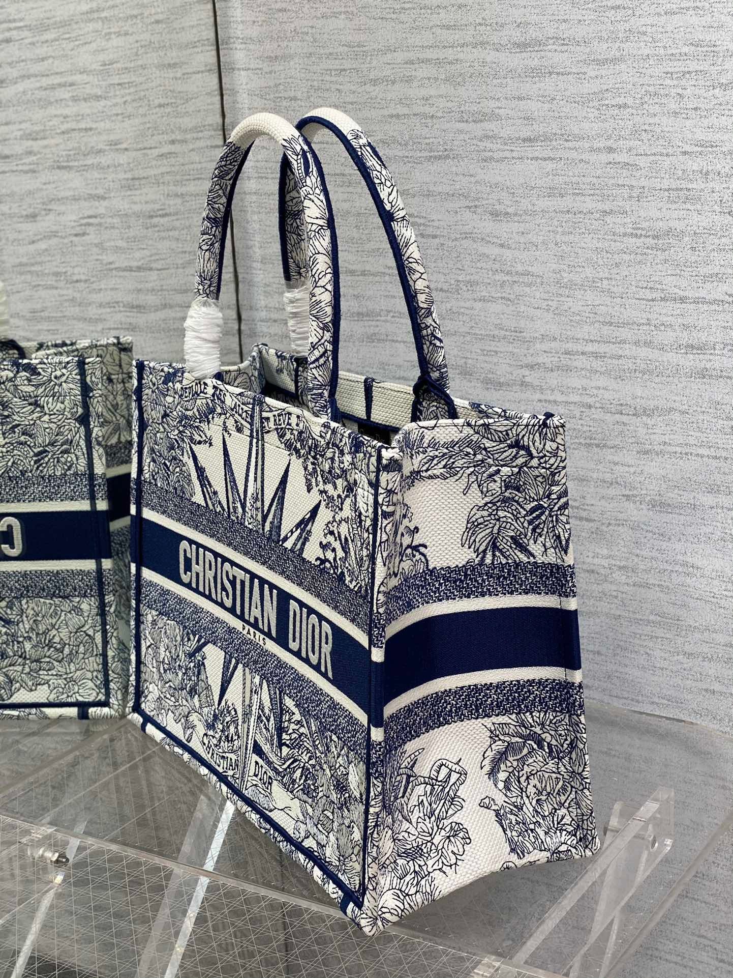 D*or medium D*or book tote in white and blue rêve d