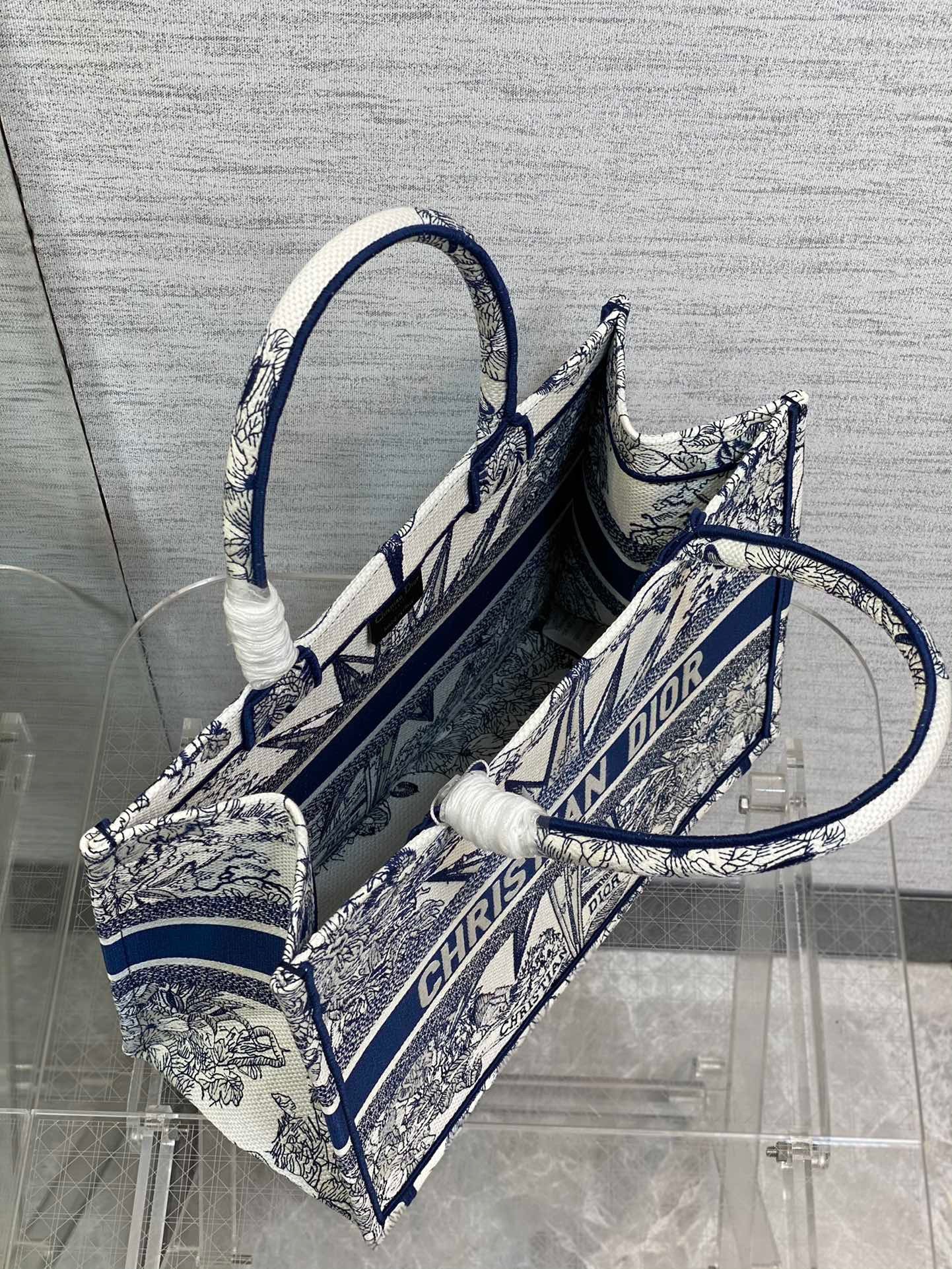 D*or medium D*or book tote in white and blue rêve d