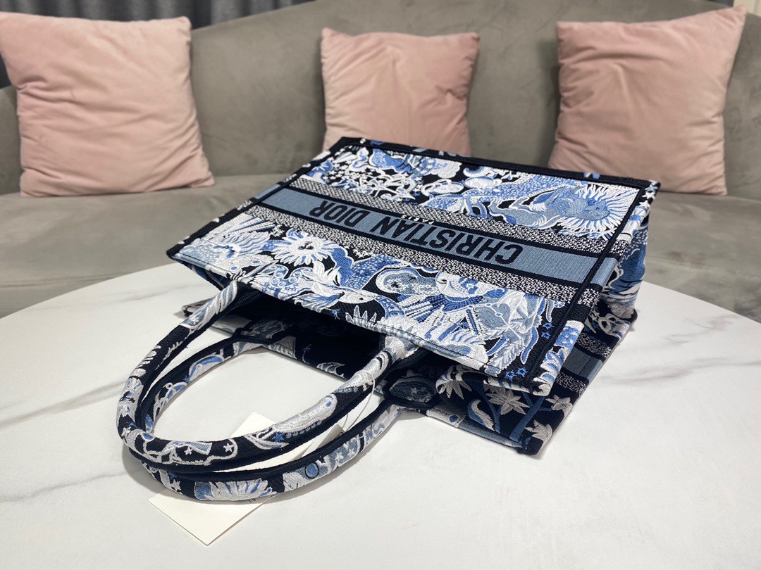 D*or medium book tote in blue zodiac fantastico embroidery