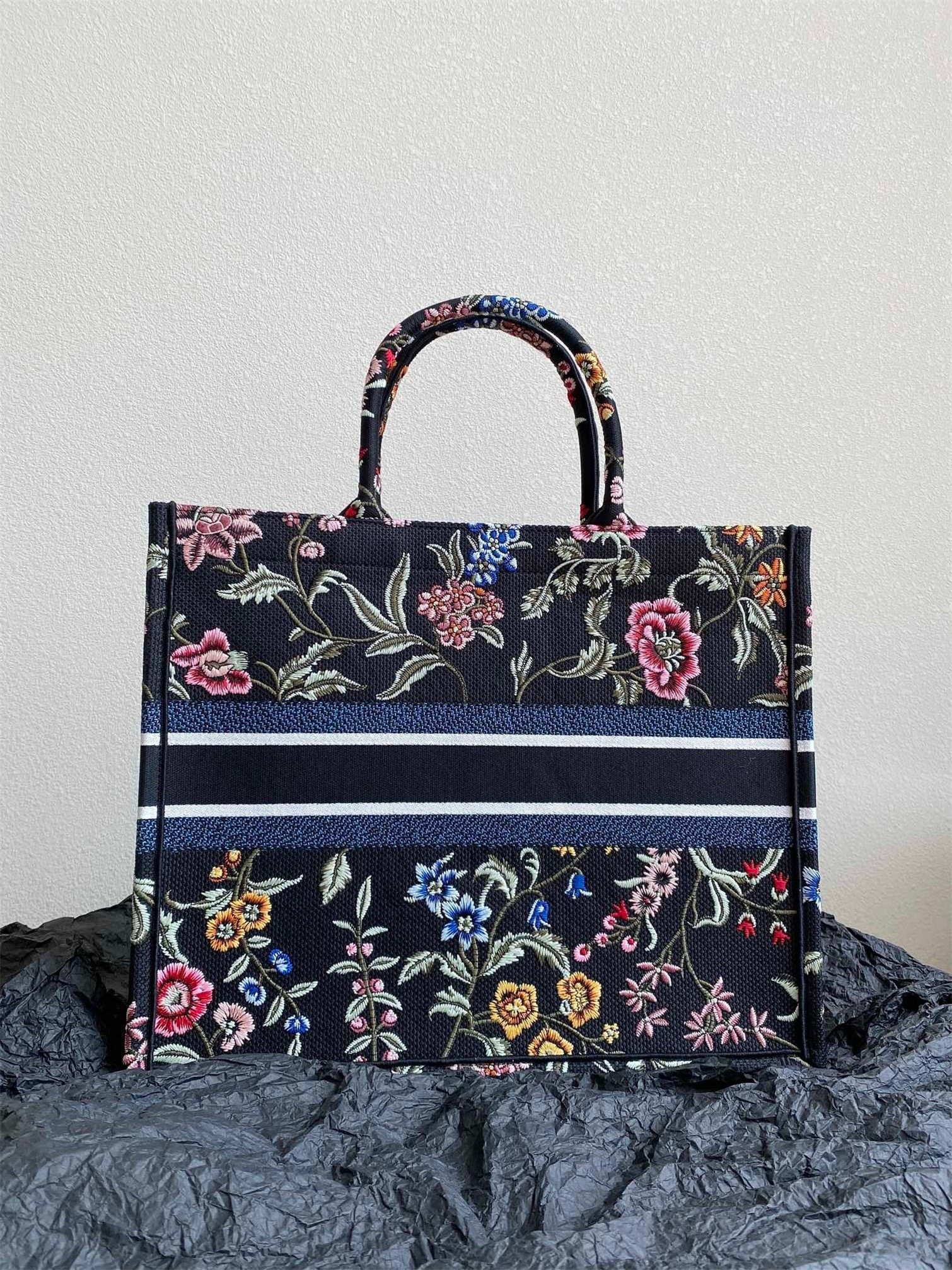 D*or large book tote bag in black D*or petites fleurs embroidery