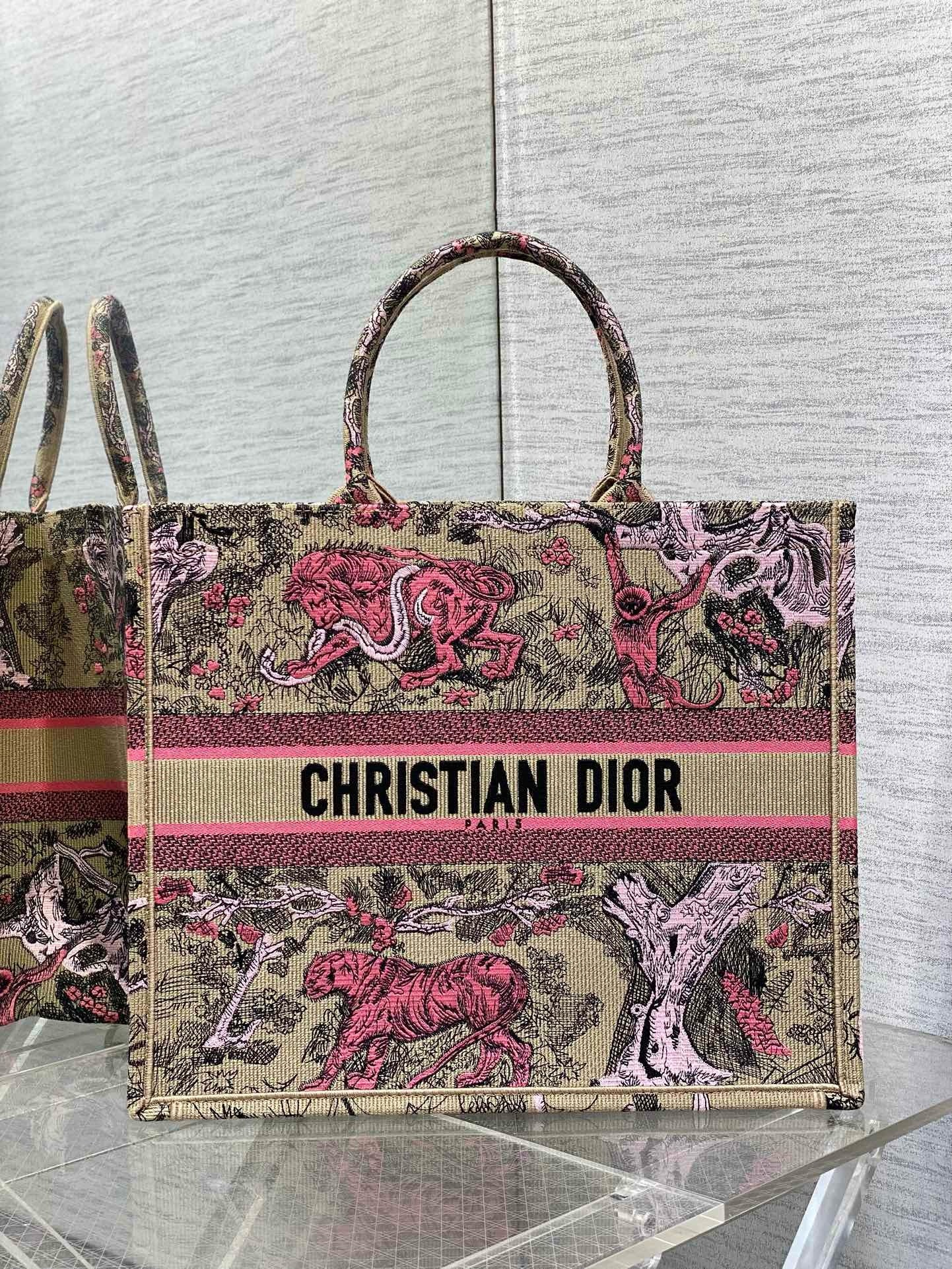 D*or large D*oriviera book tote in raffia with pink toile de jouy sauvage embroidery
