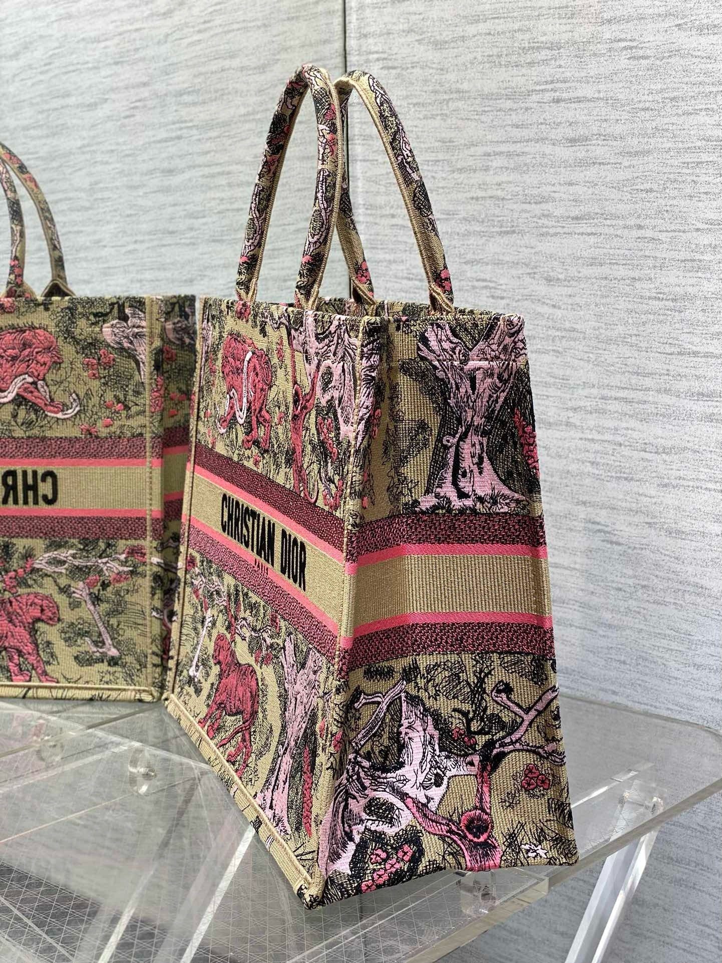D*or large D*oriviera book tote in raffia with pink toile de jouy sauvage embroidery