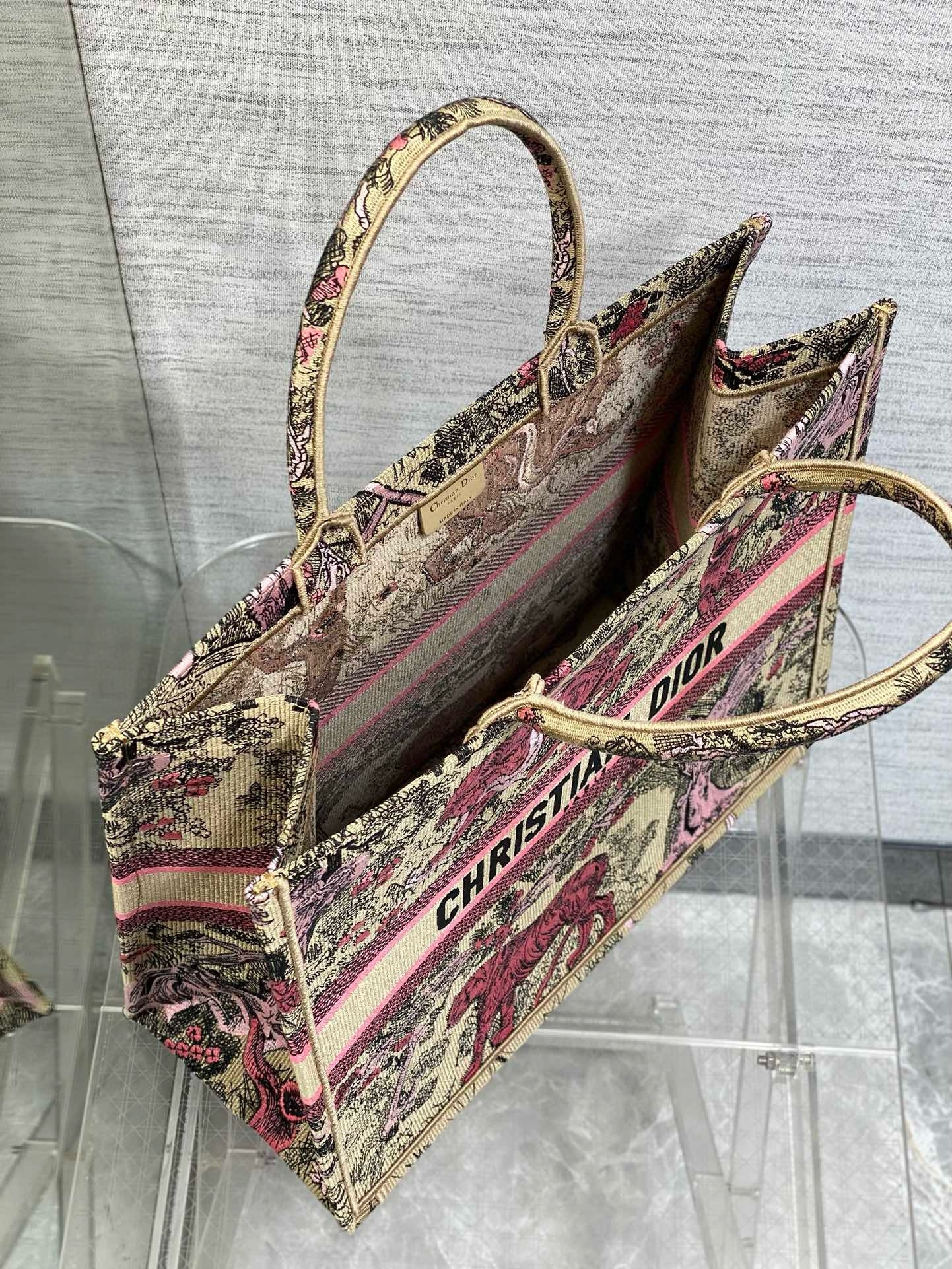 D*or large D*oriviera book tote in raffia with pink toile de jouy sauvage embroidery