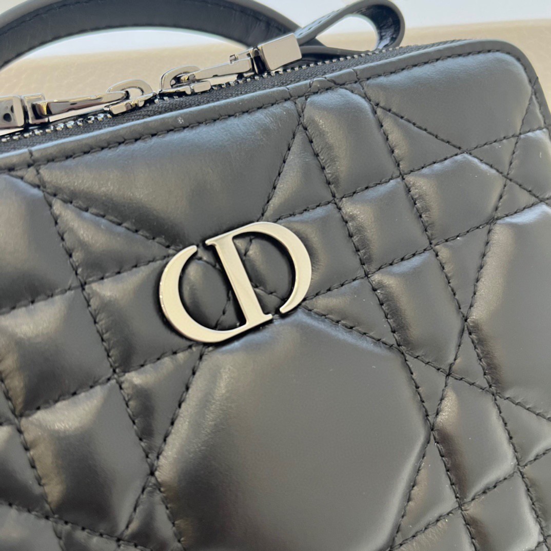 D*or caro box bag with chain in black macrocannage calfskin