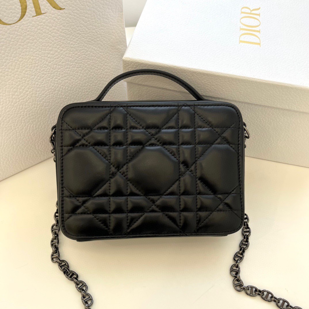 D*or caro box bag with chain in black macrocannage calfskin