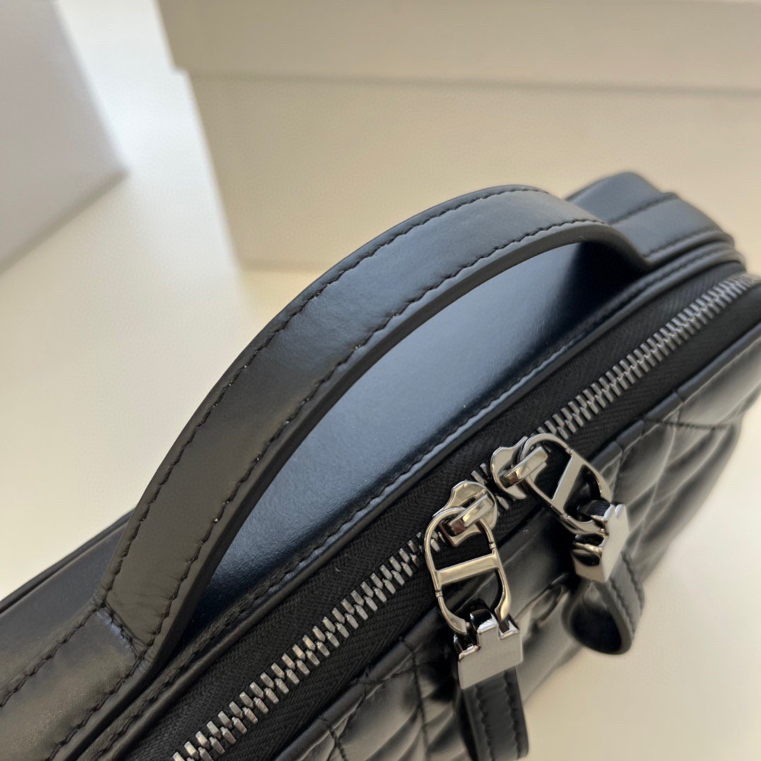 D*or caro box bag with chain in black macrocannage calfskin