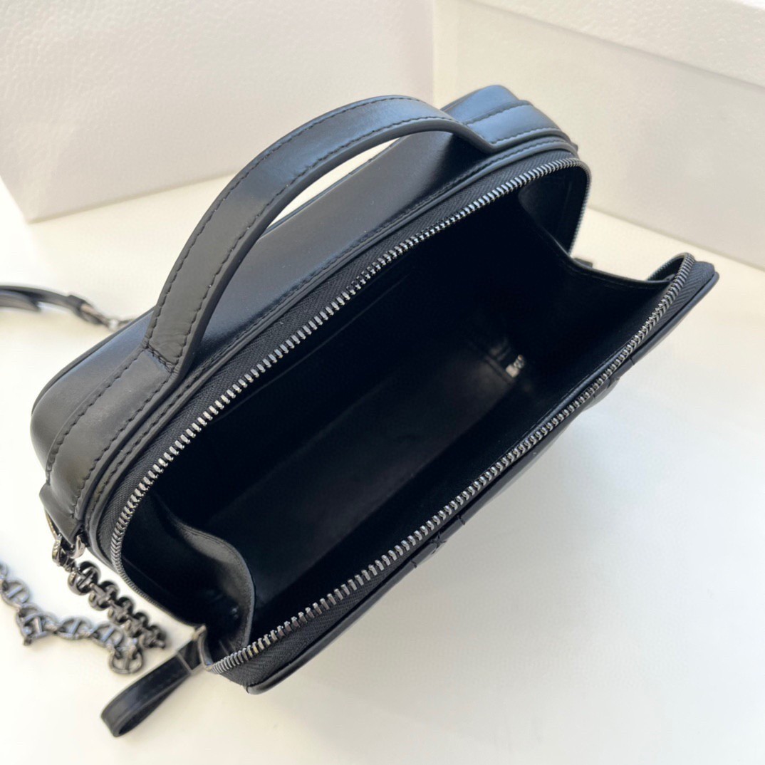 D*or caro box bag with chain in black macrocannage calfskin