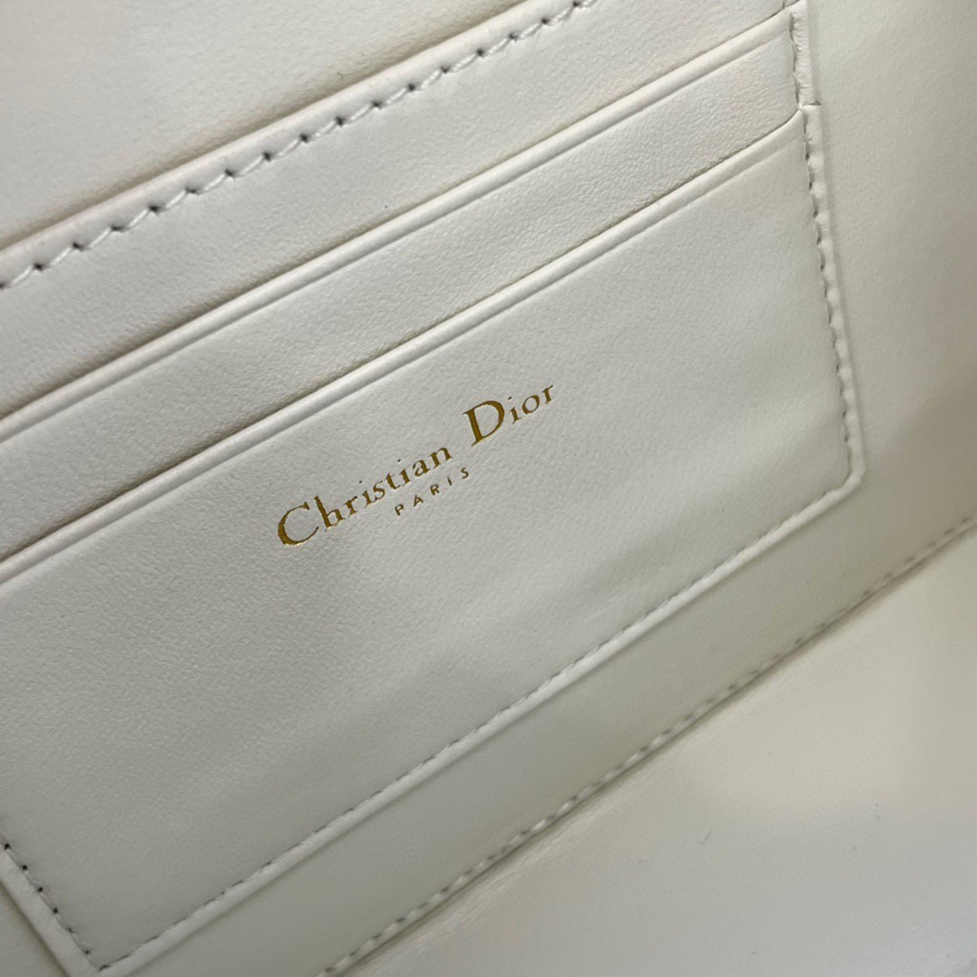 D*or caro box bag with chain in white macrocannage calfskin
