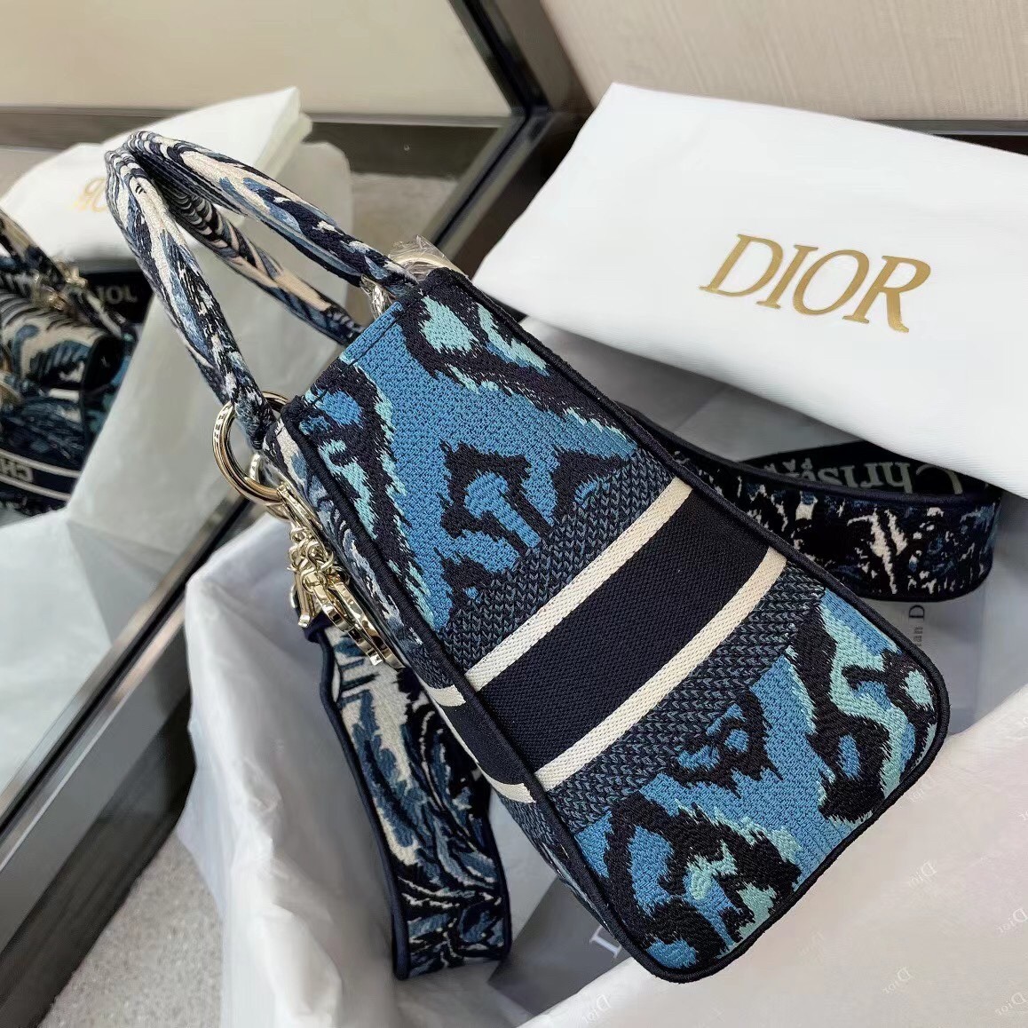 D*or medium lady d-lite bag in blue D*or palms embroidery