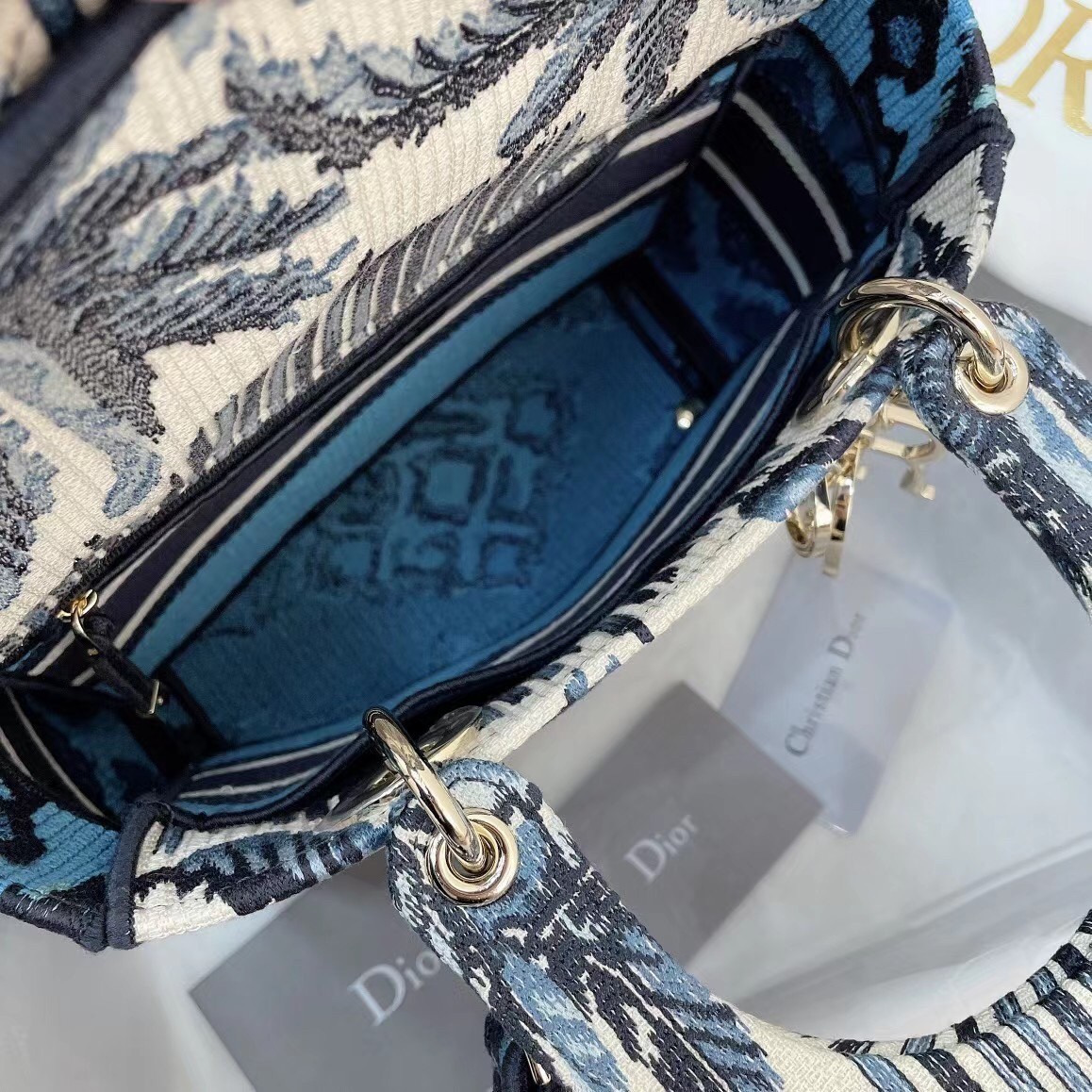 D*or medium lady d-lite bag in blue D*or palms embroidery